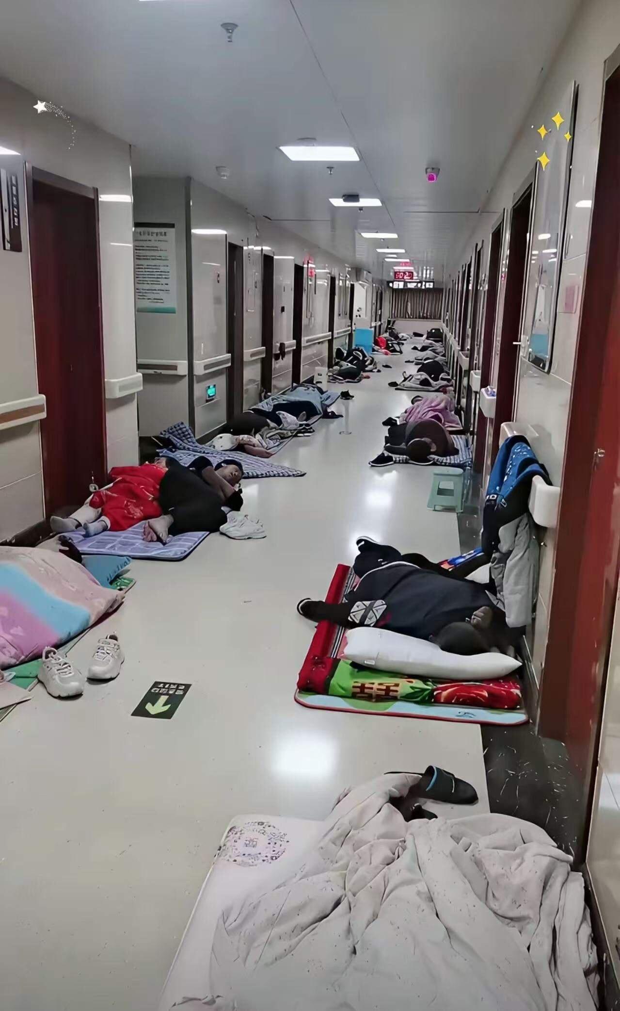 “这家医院真够人性的！”走廊允许家属们铺着垫子睡觉，不像有些医院，死活不让睡走廊