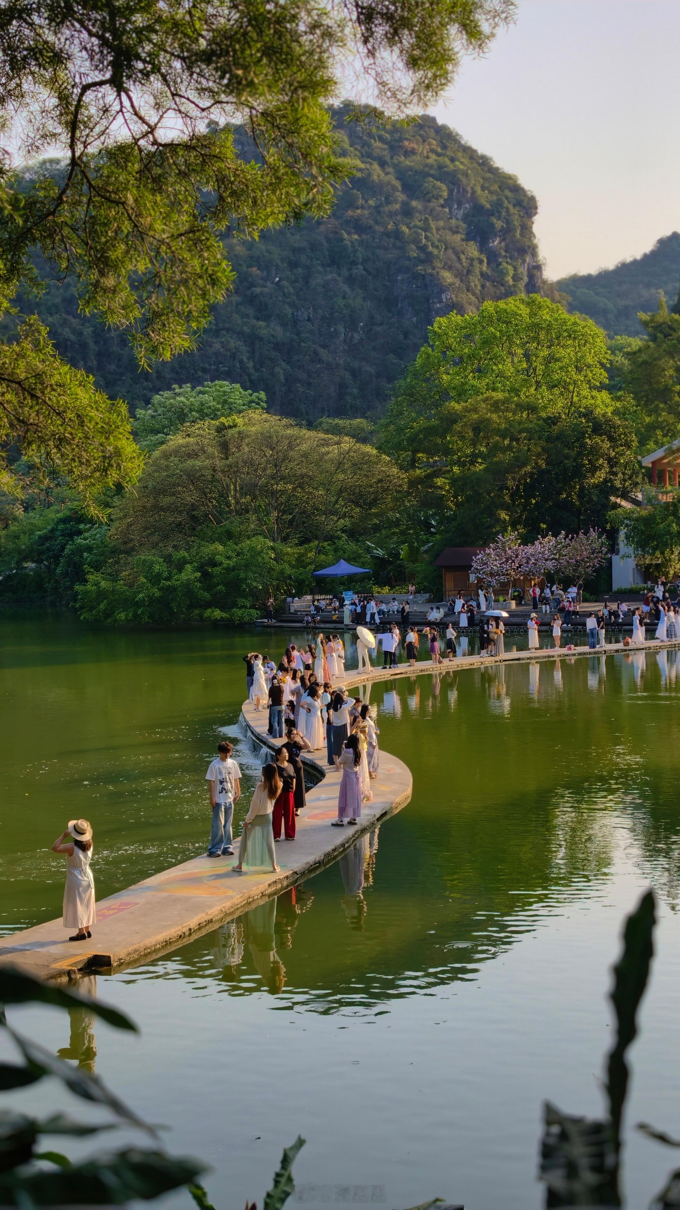 柳州旅游 三天春假，跟同事一家来到距离广州三个多小时高铁车程的工业城市——广西柳