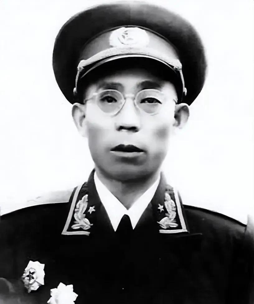 1936年秋，松潘草地深处，一个红军团长被五花大绑，即将枪毙。在此之前，贺龙只问