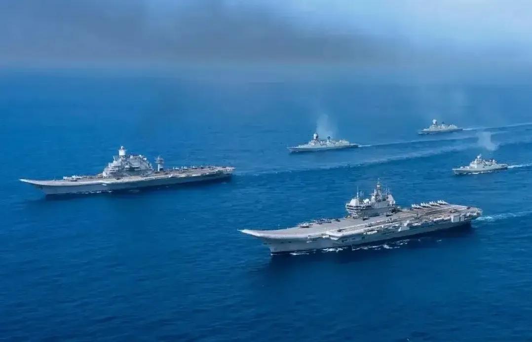 世界第二强航母战斗群，实力不可小觑的南亚老虎，印度的双航母战斗群。在当前这是一支