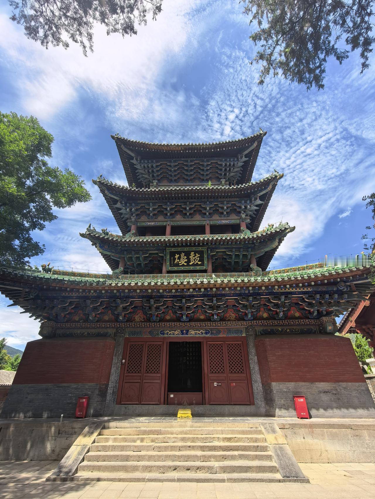 少林寺鼓楼

鼓楼位于少林寺大雄宝殿西南侧，与钟楼对称。其前身为元大德元年（12