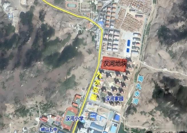 青岛汉河集团下属的汉河地产以原价拿到了汉河村的土地，就是自己开发自己家的地。这个