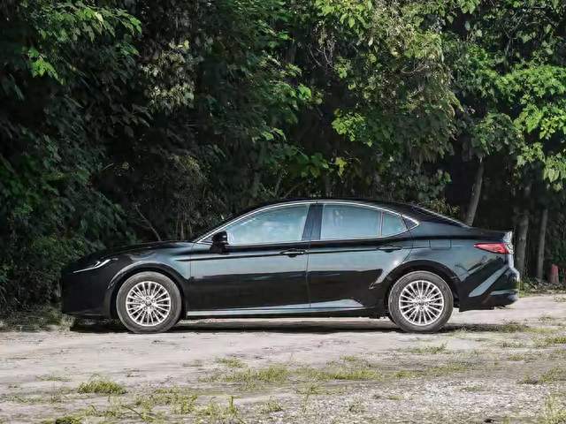 不愧是丰田！2.0引擎油耗4L，4.9米长车身，长途家用续航1000km