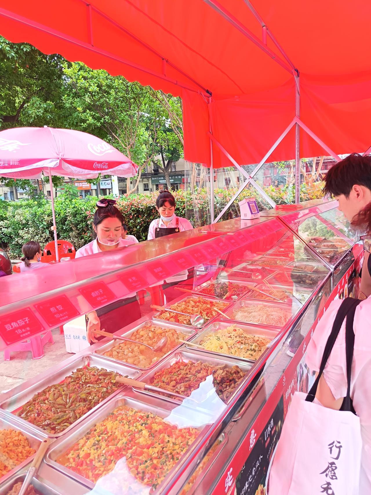 名厨世家，在南昌餐饮界可谓是一块响当当的“金招牌”。

生意特别火爆，如果去晚了