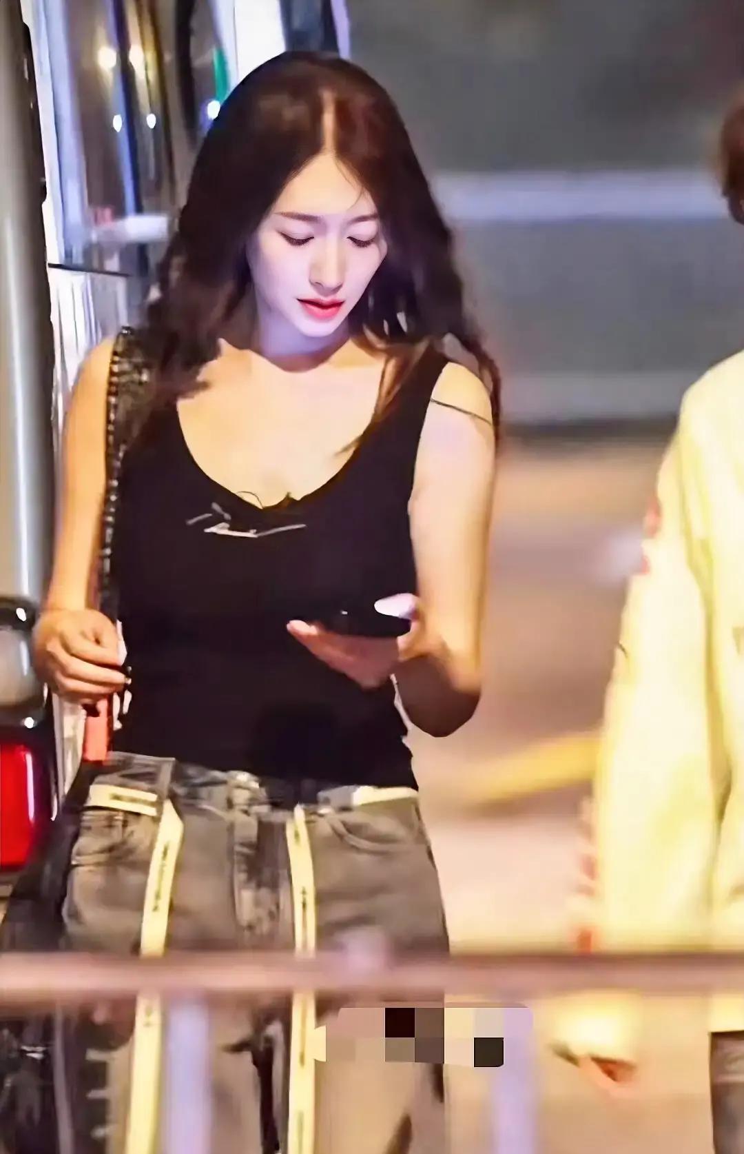 李小冉在浪姐宿舍啃半根玉米被弹幕狂刷心疼，我直接笑出声。

镜头里她一口面包两口