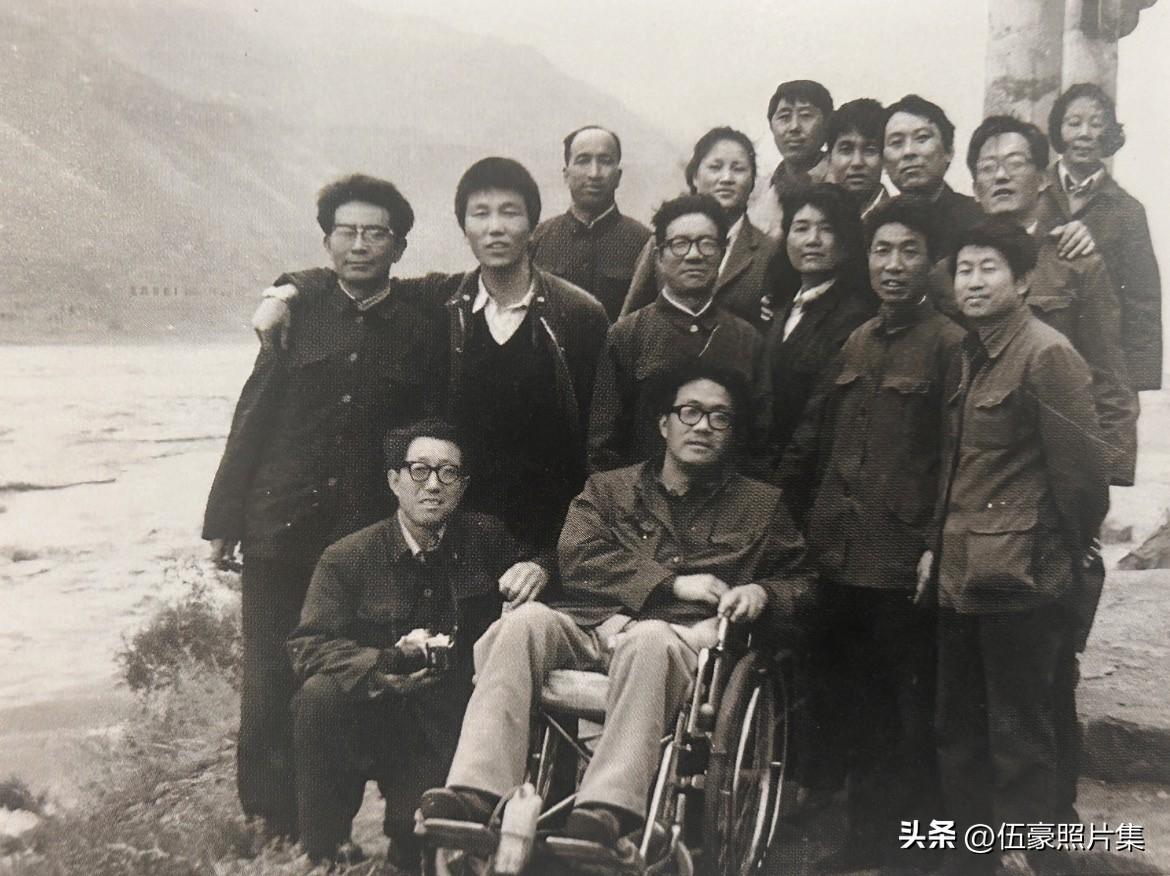 1984年5月，史铁生坐着轮椅随北京作家协会访问团回到魂牵梦绕的清平川，图为在黄