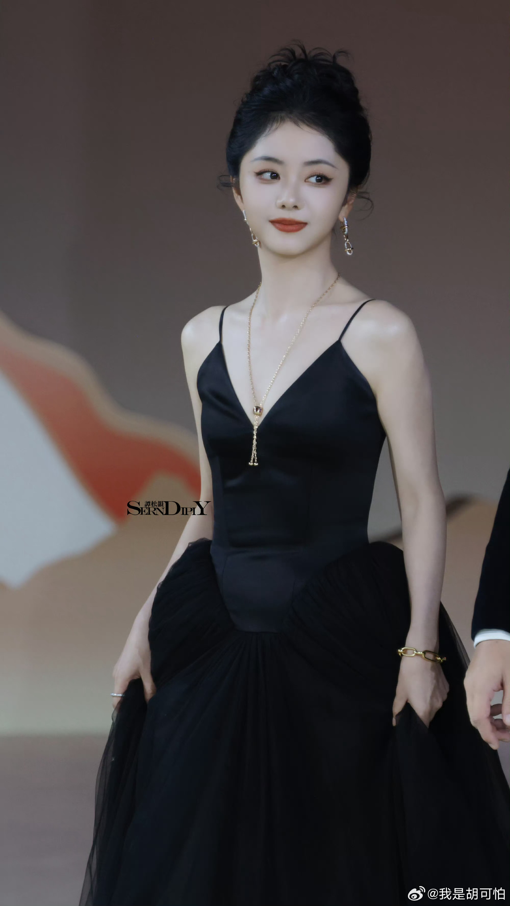 谭松韵瘦了好多谭松韵就是脸蛋婴儿肥肉嘟嘟，现在明显瘦了不少，但笑起来依旧明媚有感