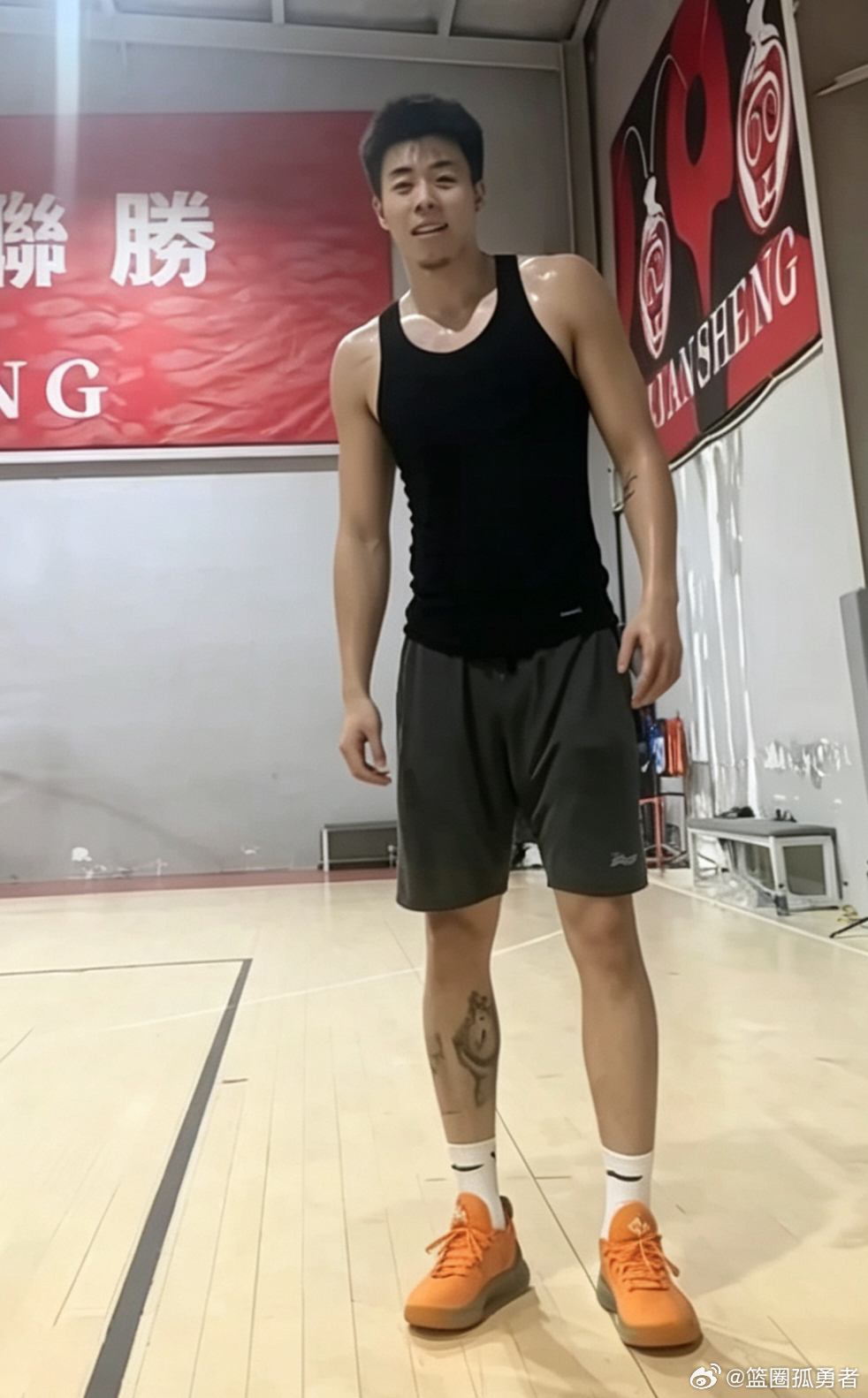 上海男篮“5D”核心球员张镇麟在深圳篮球训练馆开启恢复训练！现阶段只专注康复调整