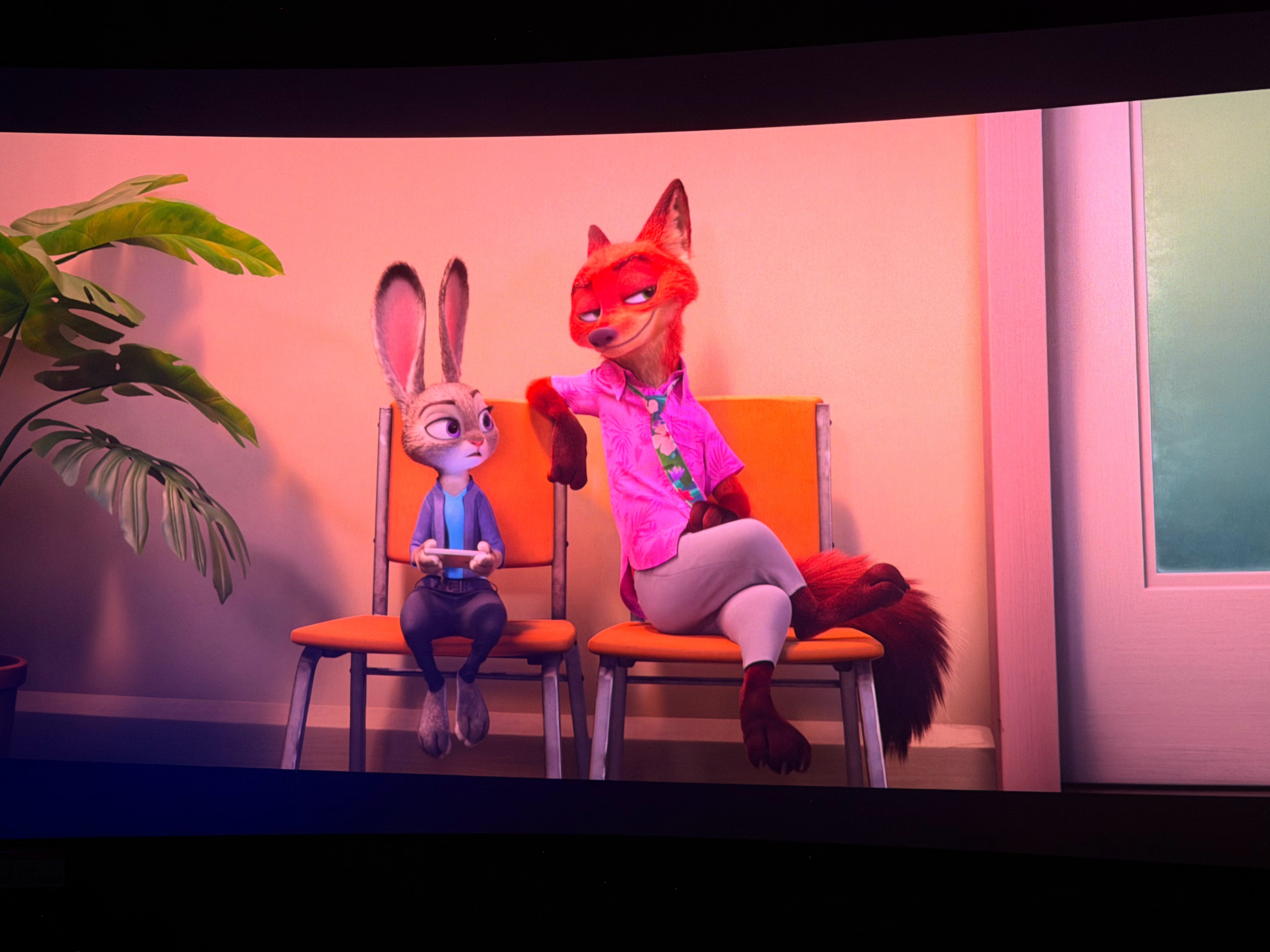 看完了《疯狂动物城2》中配版我表示兔子和狐狸的配音真棒呀～这个故事其实……蛮黑暗