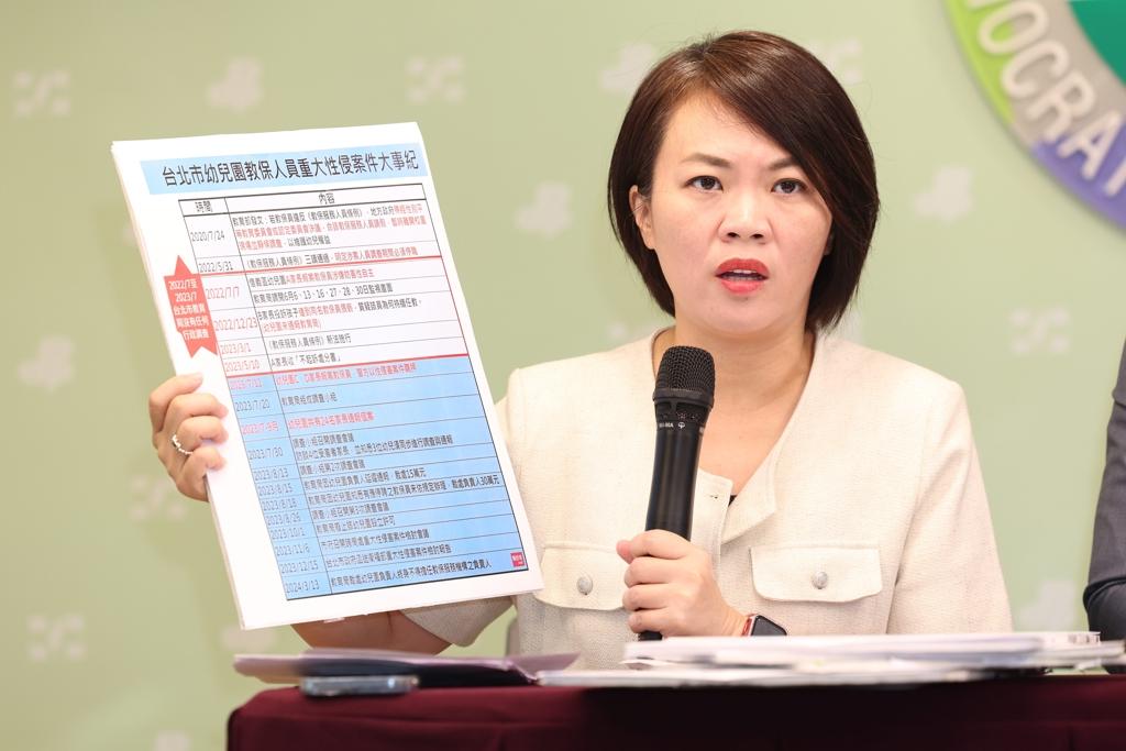 继此前台北市长蒋万安公开批评简舒培是“索资伏地魔”、指责其用大量索资作为报复手段