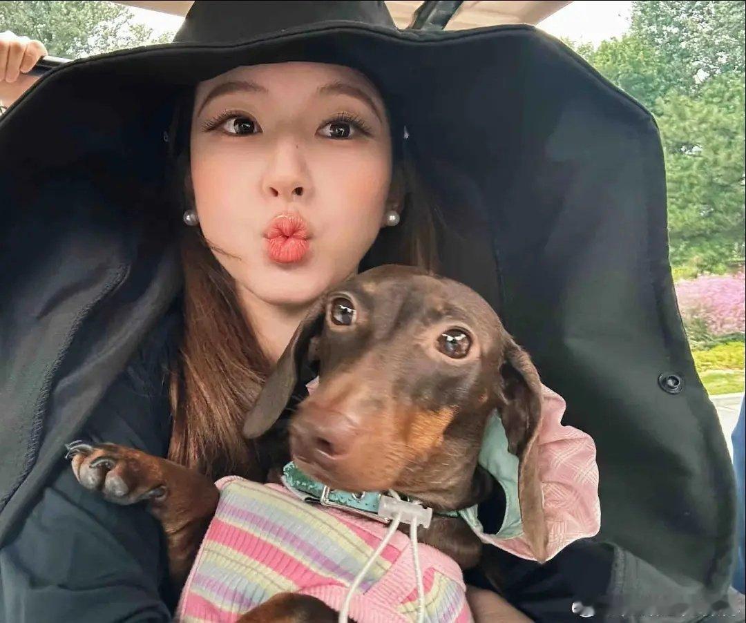 她为什么要这样嘟嘴拍照 ​​​