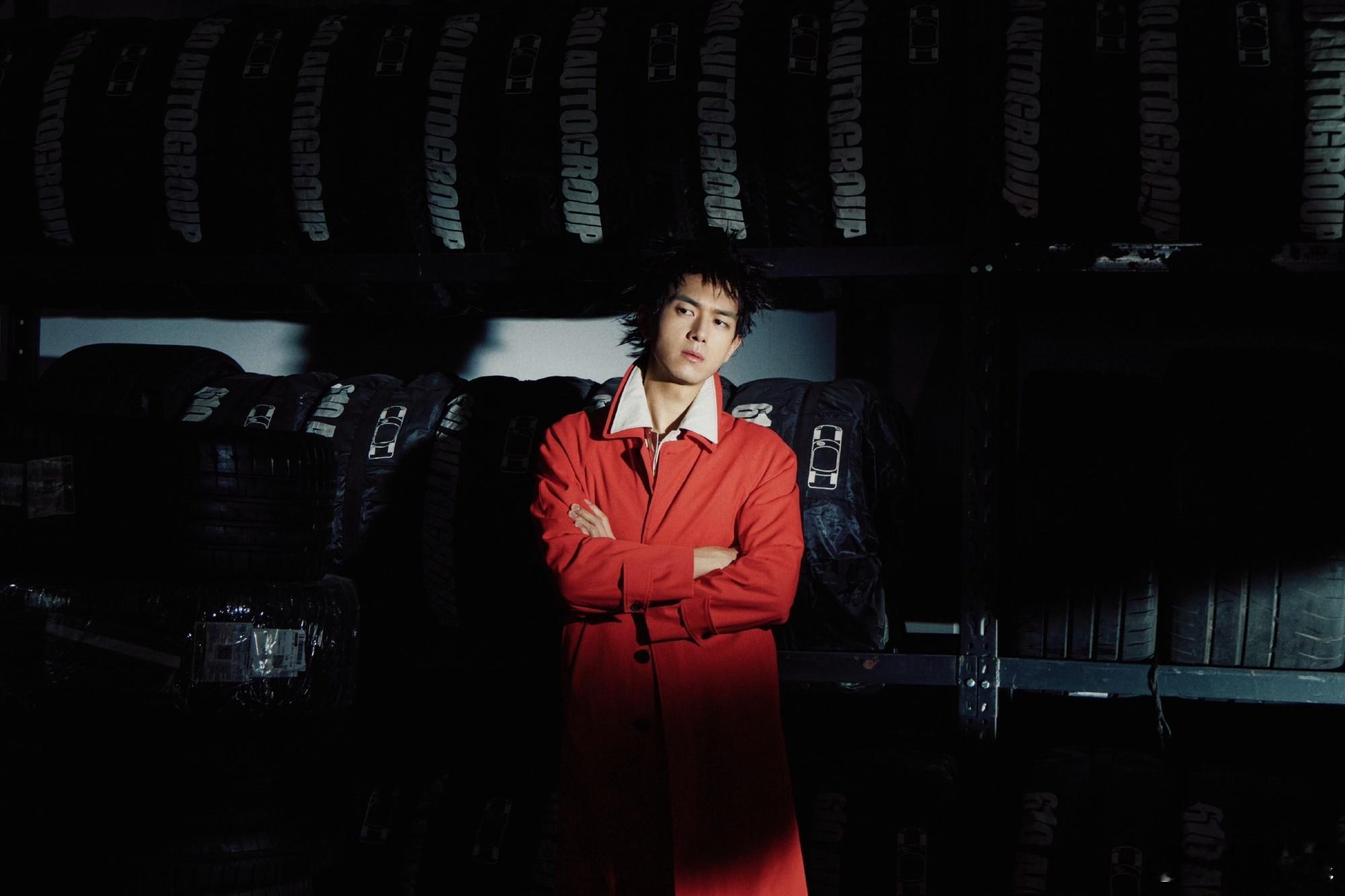 随手一拍李现没有一帧是废片 李现入场那段我已经反复看了好几遍，笑容太治愈了。记者