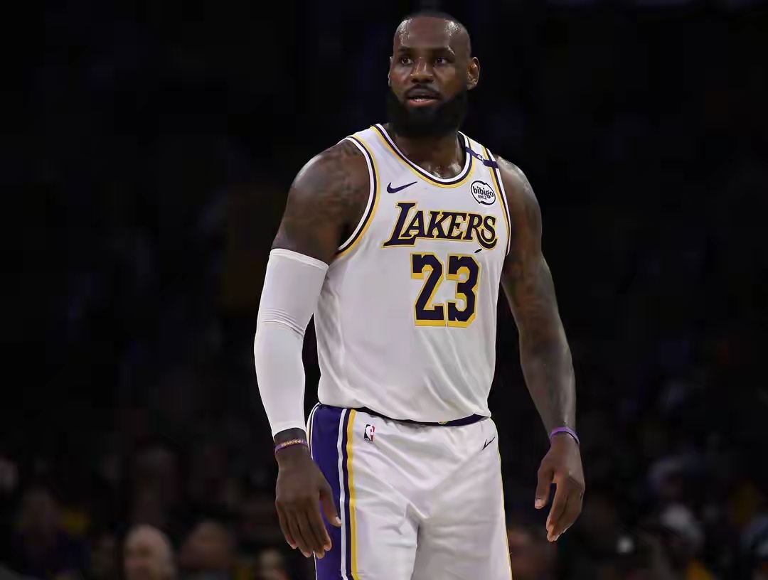 湖人主场迎战爵士，詹姆斯复出上演赛季首秀。这是詹姆斯的第23个赛季，他的NBA生