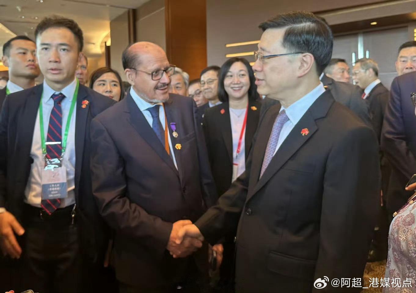 【特区政府国庆升旗仪式 嘉宾盛装出席】特区政府庆祝#国庆75周年#，举行升旗仪式