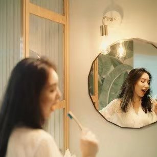 #为什么牙缝里的黄色物质那么臭#？千万别忽视牙结石的危害！许多人虽然每天刷牙，牙