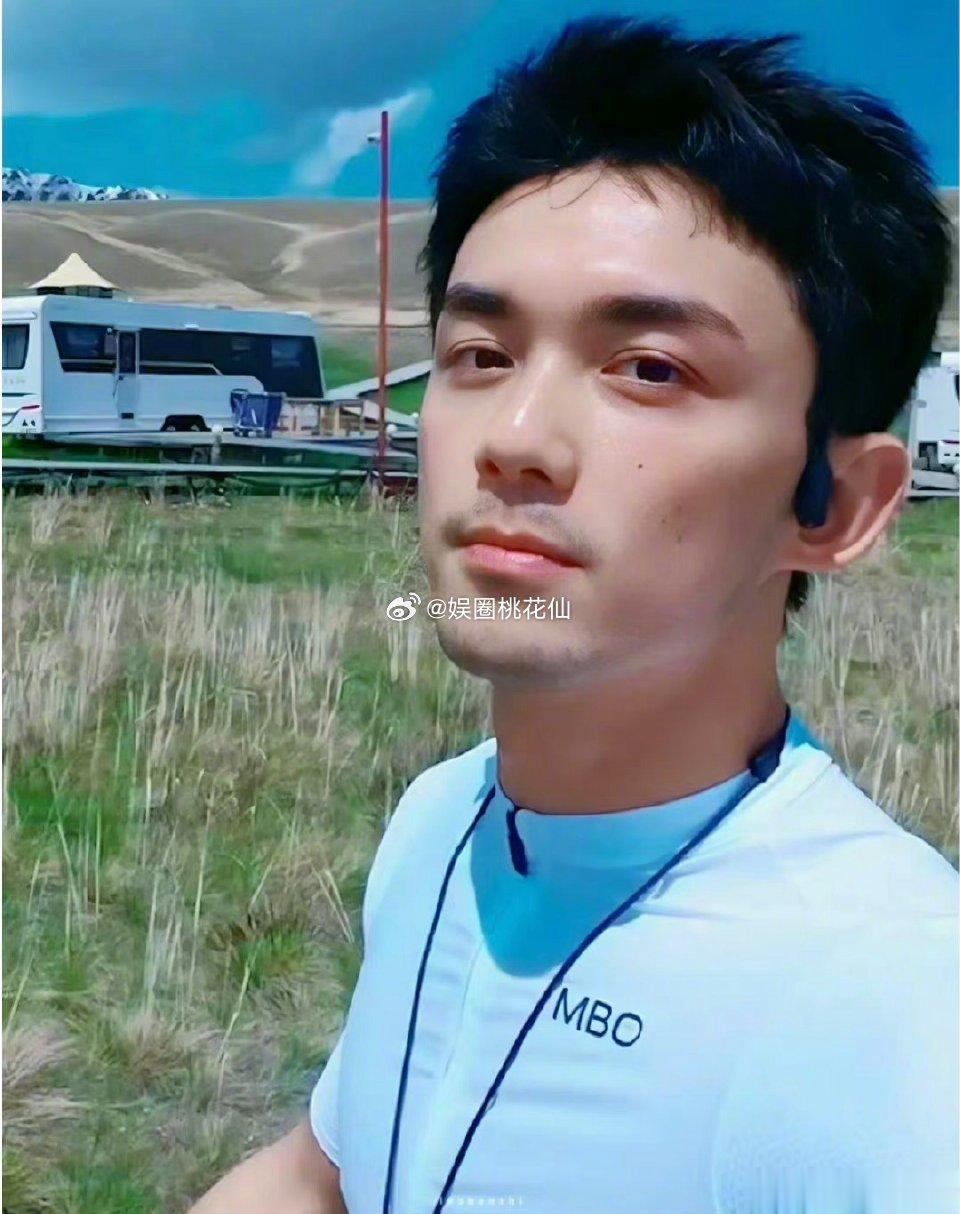 #没想到吴磊骑行照还能这么用#有机会的话真的想去偶遇呀，真的想看到这么帅气的吴磊