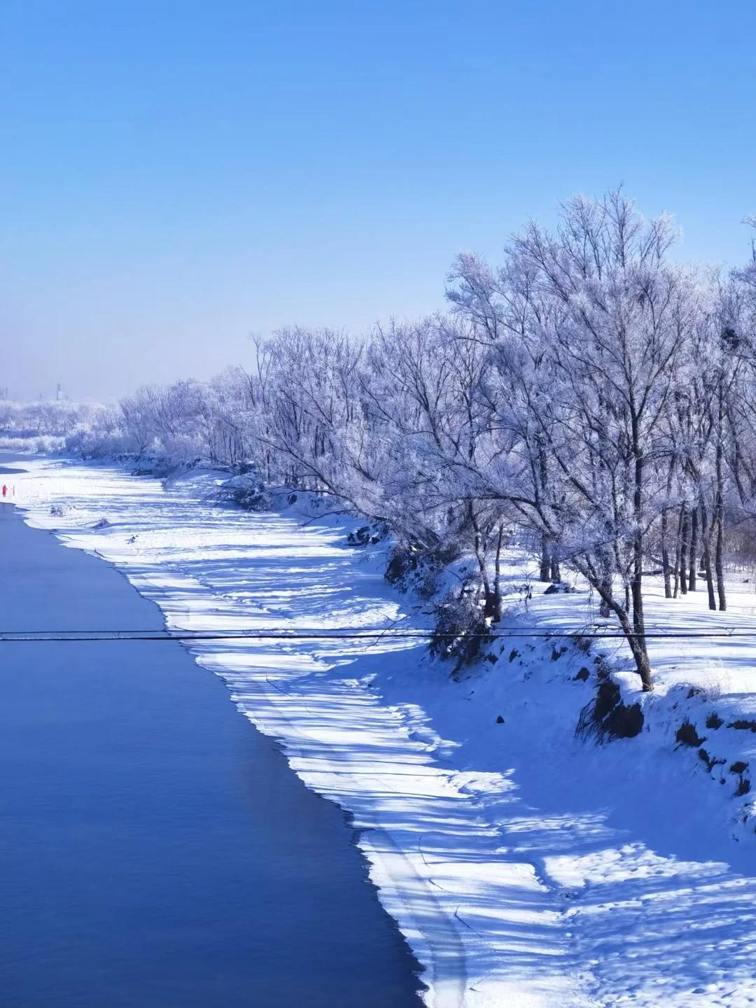 正月十五雪打灯。闹元宵的时候，经常是雨雪纷纷，预示着五谷丰登。