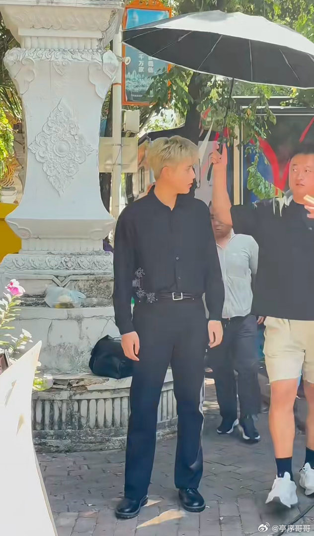 西双版纳偶遇陈飞宇 西双版纳线下偶遇陈飞宇✨看到瞬间梦回李峋！新戏马上就要杀青，