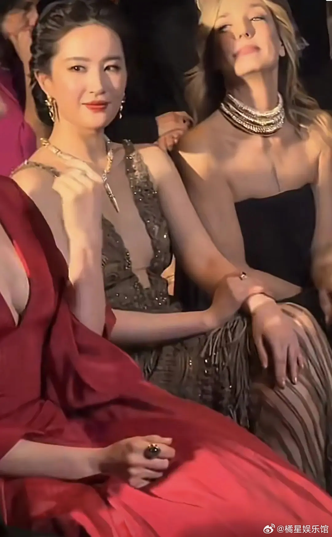 不知从什么时候开始，刘亦菲有点儿往向太方向走了