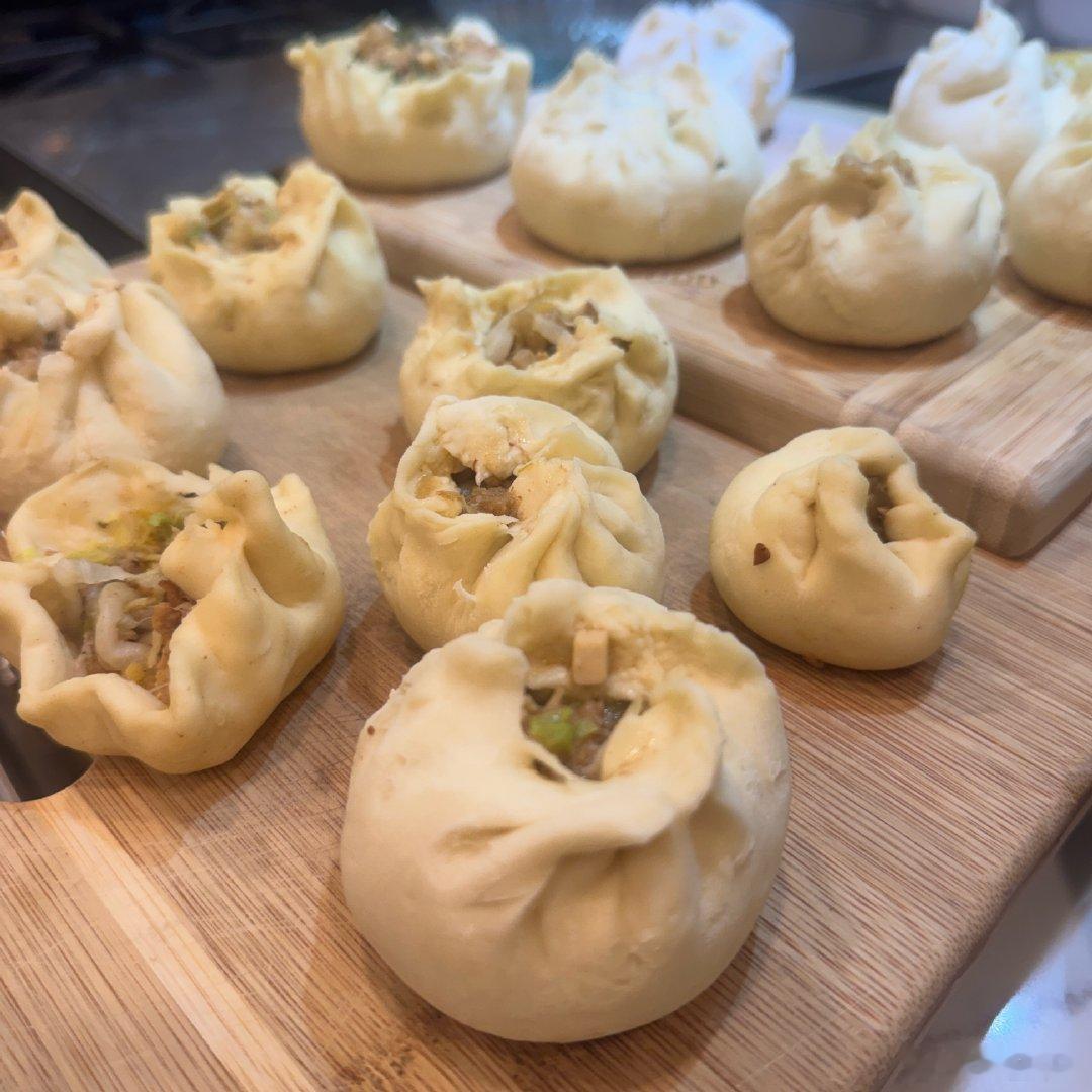 和孩子们一起玩食物。凉皮从洗到蒸把侄女看呆了，以为舅妈在变魔术。妹妹总结很到位，