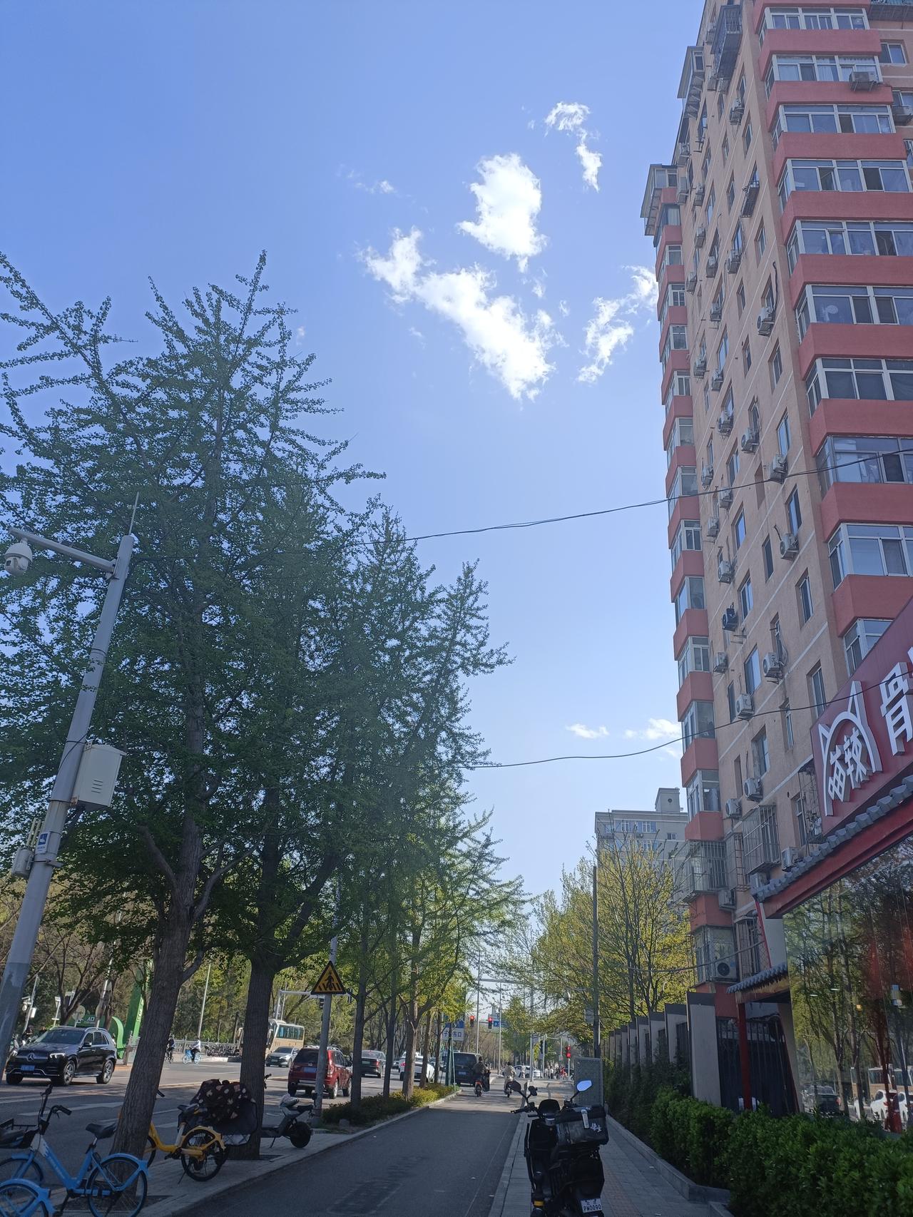 晒图笔记大赛这一抹白云好珍贵呀，湛蓝的天空只有这么几朵白云