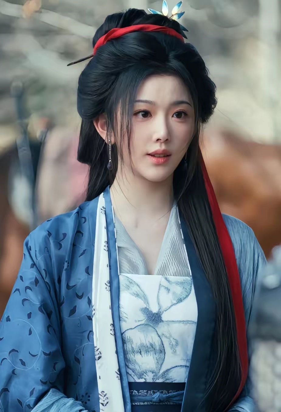 终于有人说实话了孔雪儿的妆为什么这么重，她一直给人好像自己是网红的感觉，而且绝对