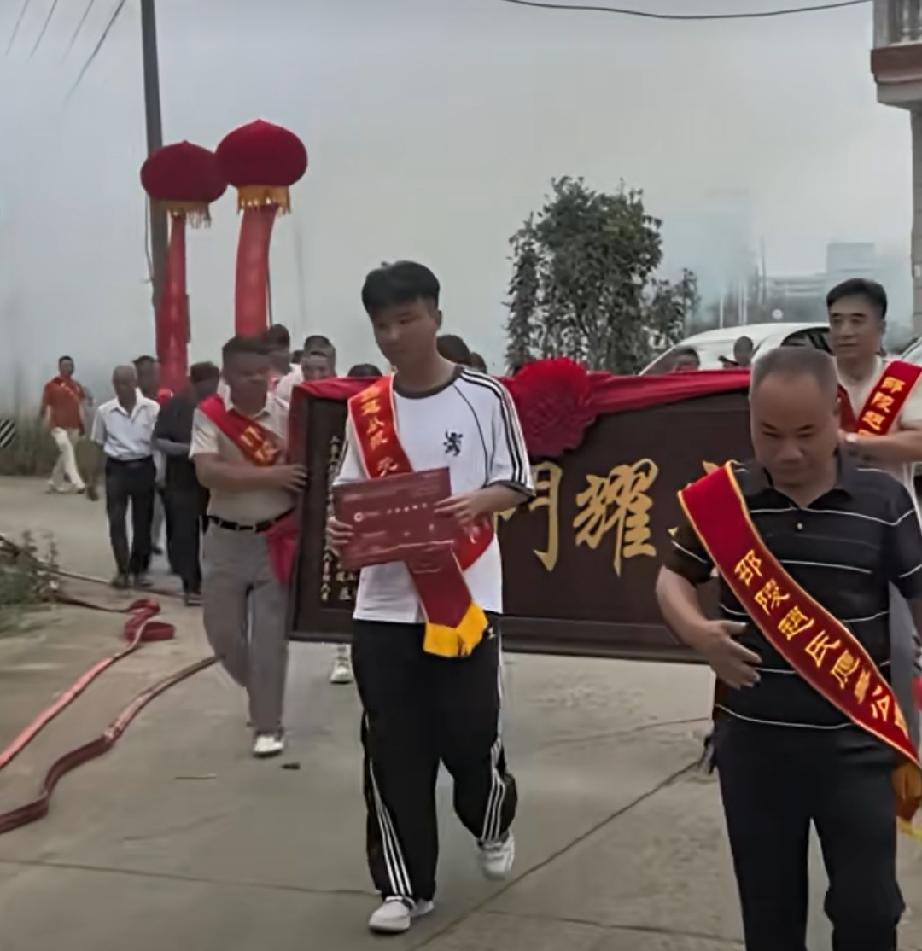 无上荣光，中华好儿郎