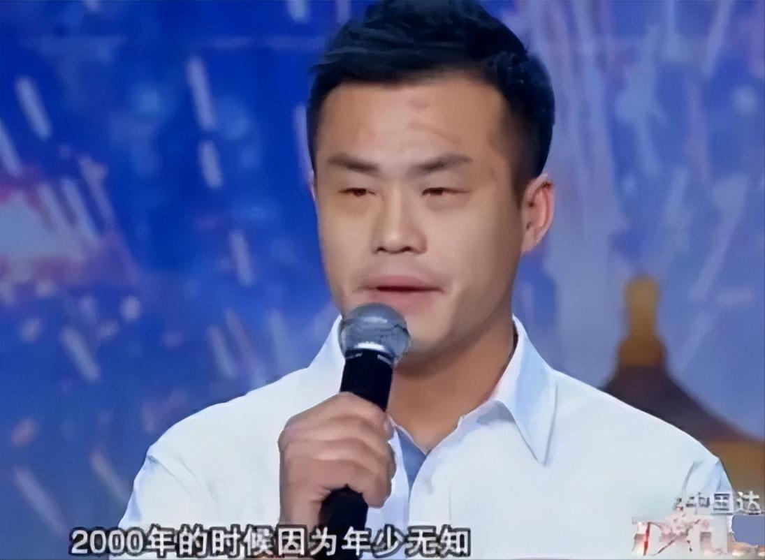 2000年，一位20岁的犯人在狱中爱上了女教官，向她大胆表白后，女教官塞给他一张