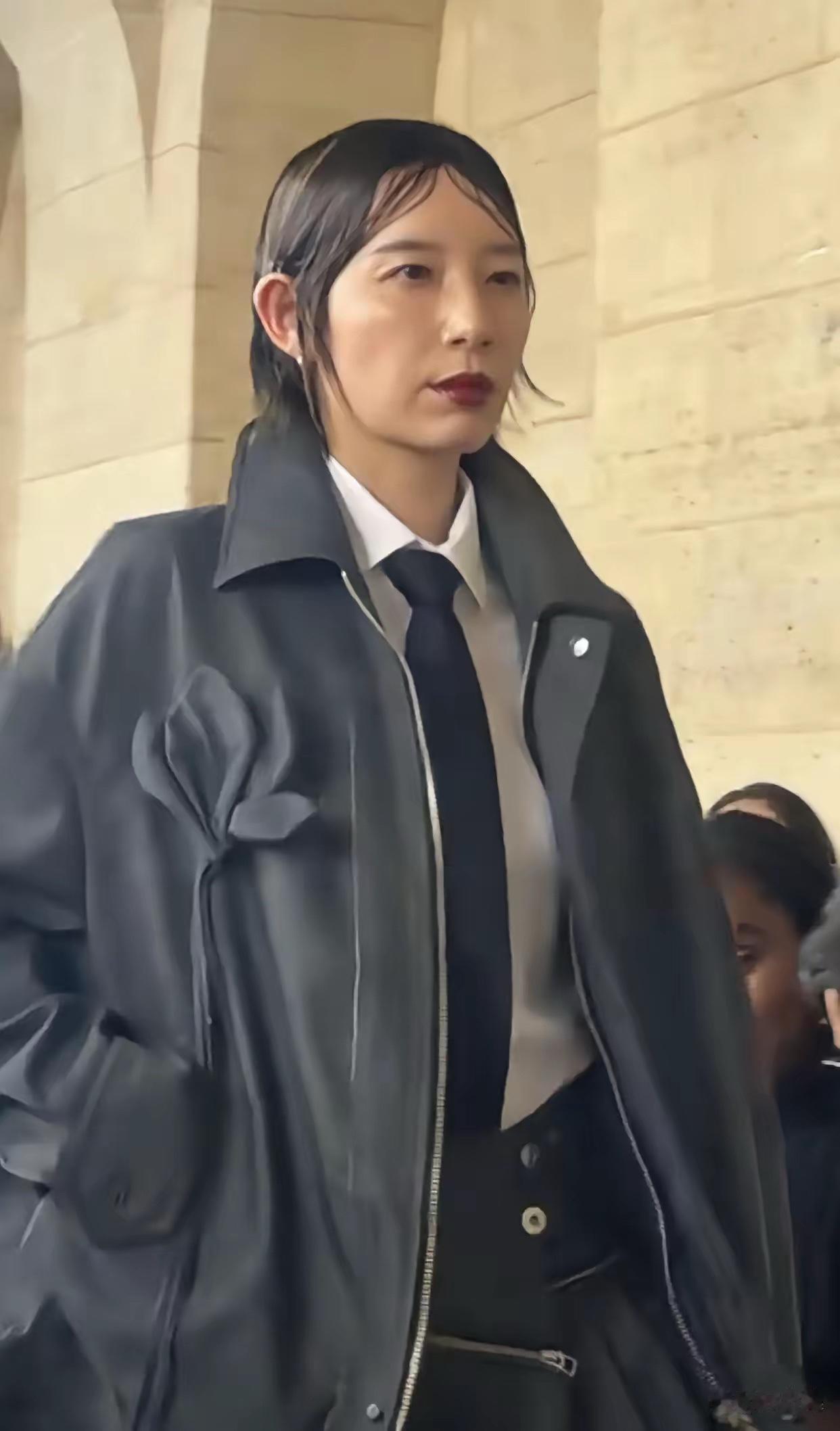 这可是巴黎时尚周，李斯丹妮做完造型后她自己不照镜子吗？
