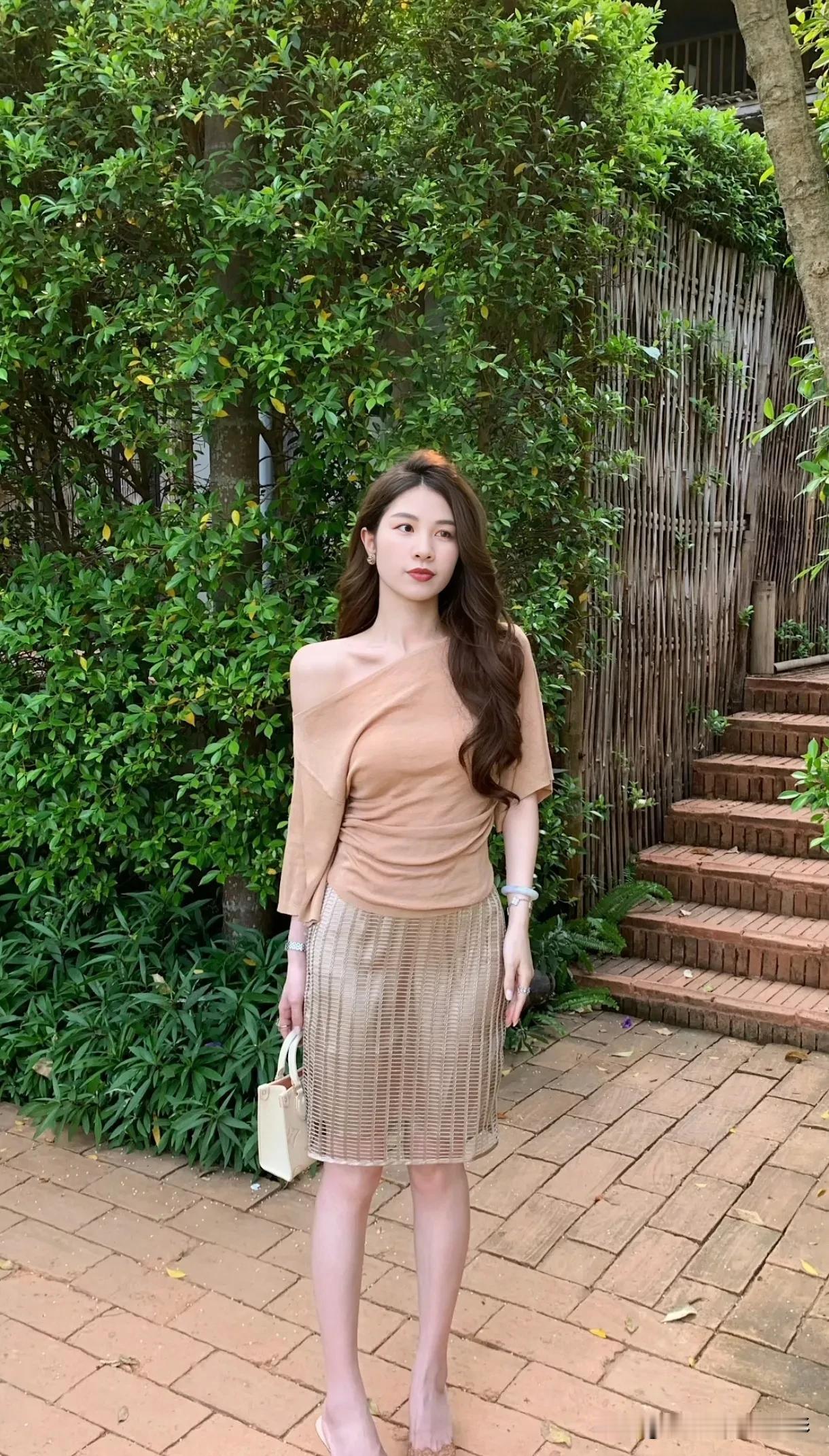 被温柔棕色调治愈的周末午后
逃离城市的匆忙，躲进这片满是绿意的小院，连风都带着温