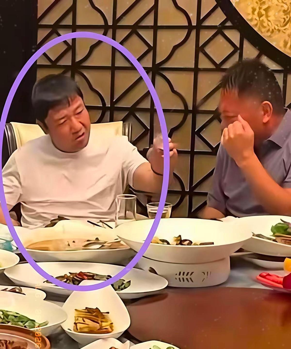 贾冰那晚在成都饭馆的包厢视频流出来，网上没几个人骂他抽烟说脏话，全在讨伐那个端着