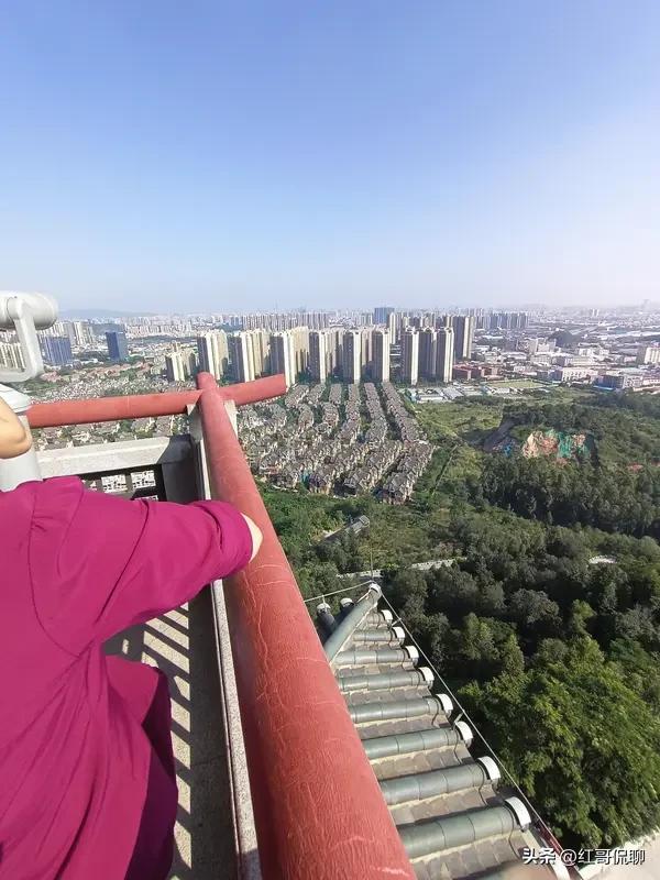 鸟语花香春色美，诚邀下联登高望远心情好。