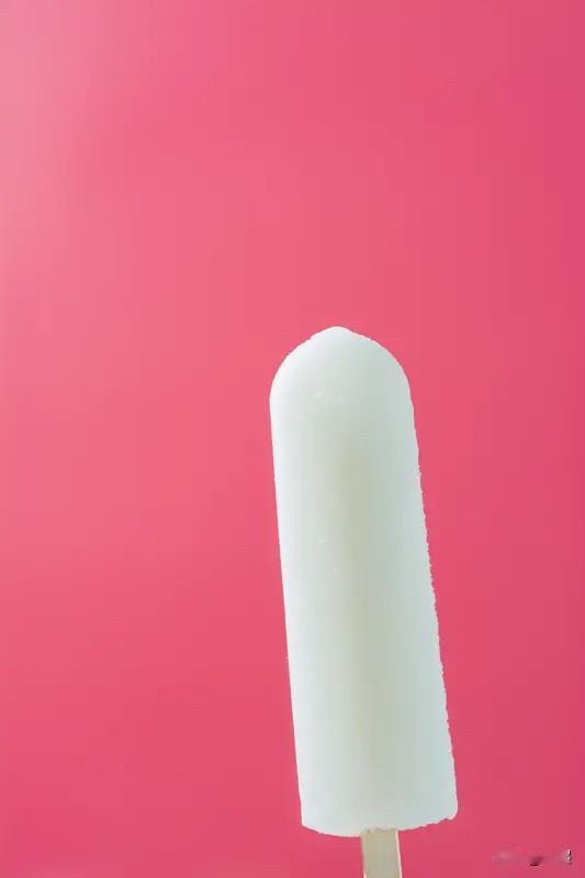 我记忆里最便宜的冰棍只要五分钱一根。小时候，夏日午后酷热难耐，蝉鸣在头顶叫得人心