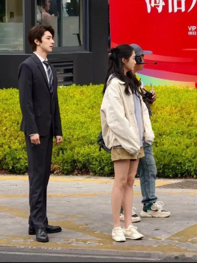 不是，关晓彤现实中也不是很高啊，还是她旁边的男生太高了，才显得她矮！