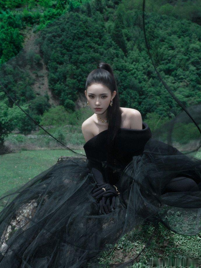 林允VOGUE礼服是裤子 被这套裤装礼服惊艳到！黑纱随风舞动，又美又飒，姐姐的造