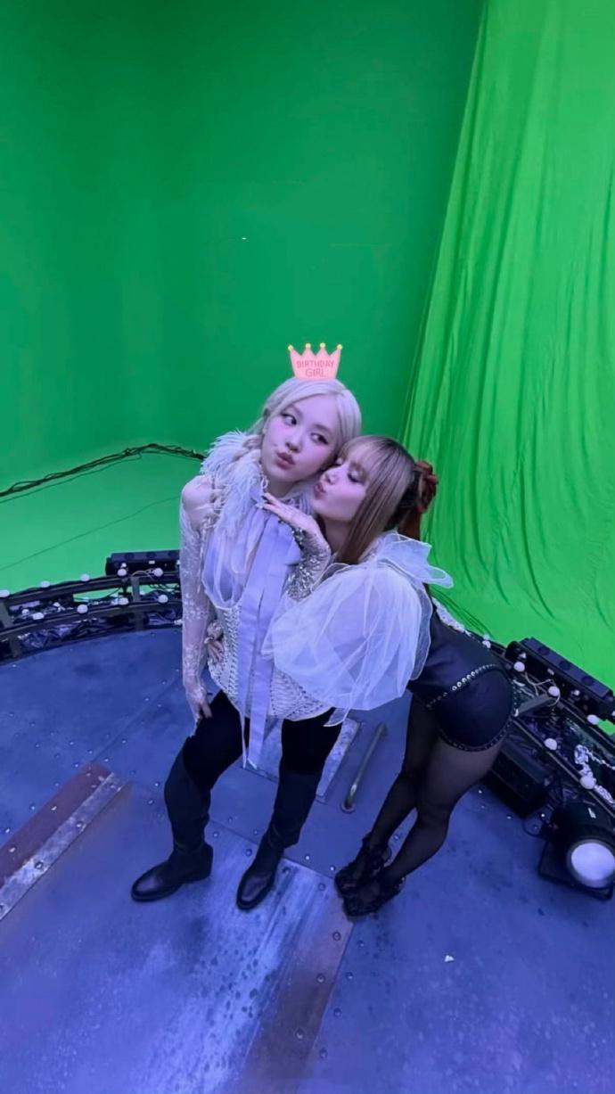 lisa晒照为朴彩英庆生 lisa为朴彩英庆生照也来啦！贴贴~ 