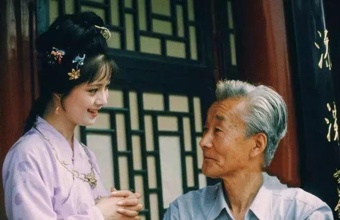 87版《红楼梦》薛宝钗扮演者张莉，和红学泰斗、剧组顾问周汝昌先生，一张罕见的合影