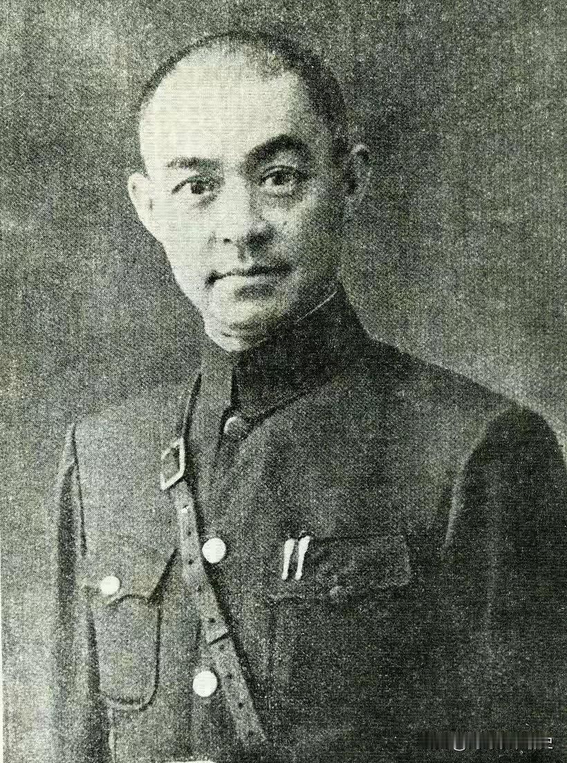 1937年北平城头飘着太阳旗，一位将军却被国人骂作“汉奸”。他跪在老长官面前磕头