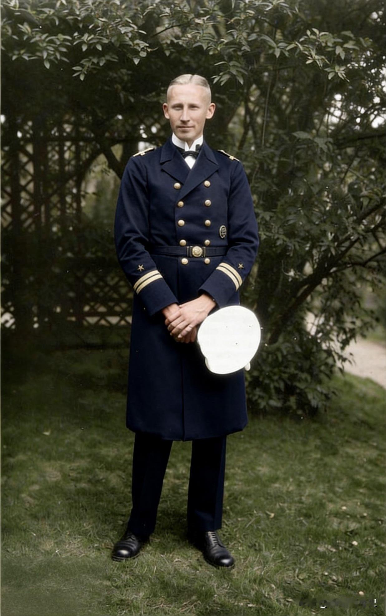 身穿海军制服的莱因哈德·海德里希。海德里希的军事生涯始于海军，这段经历虽然短暂，