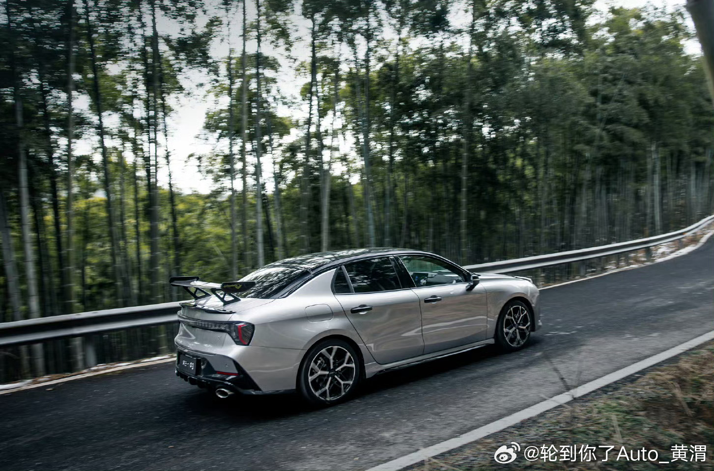 领克03大尾翼版只比普通版贵三千，还送红内。这真是一个不用思考的选择…外面买个国