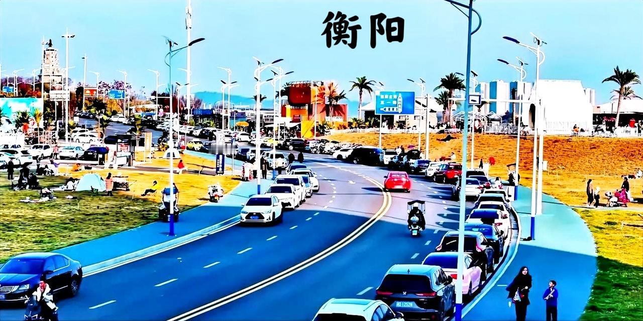 下面这张图是衡阳，想不到衡阳居然还有这么好的环境，马路两边都摆满了小车，看这地形