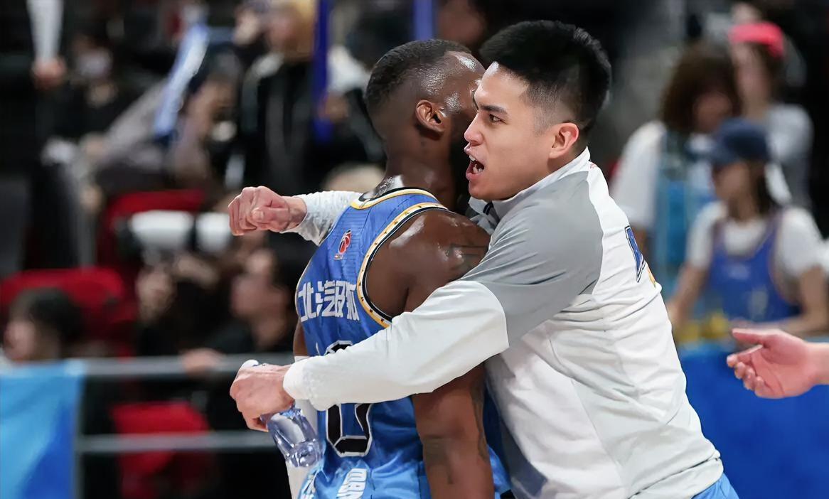 北京外援杰曼真是太无解了！在今天北京主场对阵广州的比赛中，目前双方半场战罢，凭借