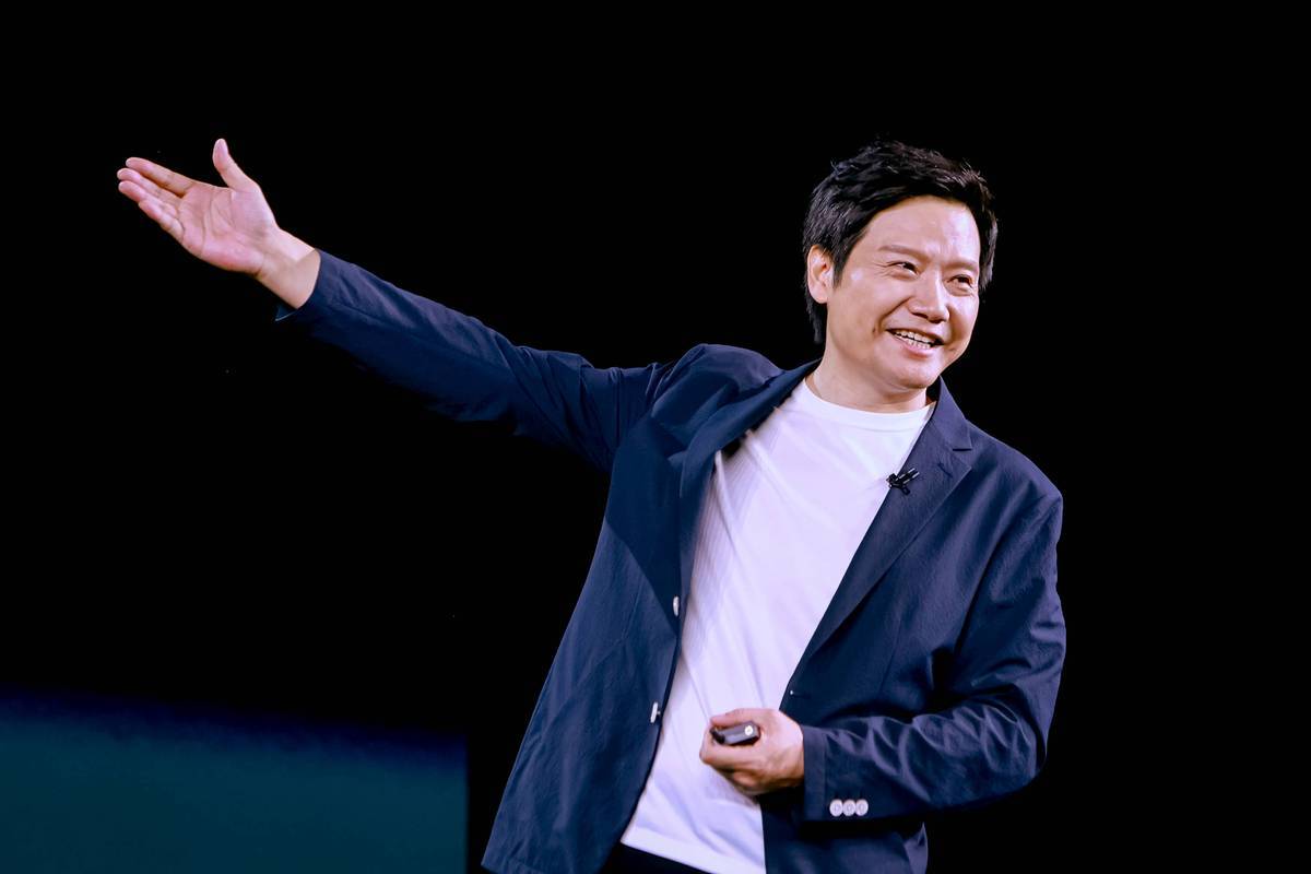 56岁雷军连续直播15小时别的不说，这个是真佩服，而且大部分时间都在车上，关键凭