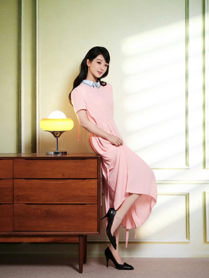 杨紫今日直播工作室出图vs直播截图这里有一个粉粉嫩嫩的可爱小女孩，好像洋娃娃呀今