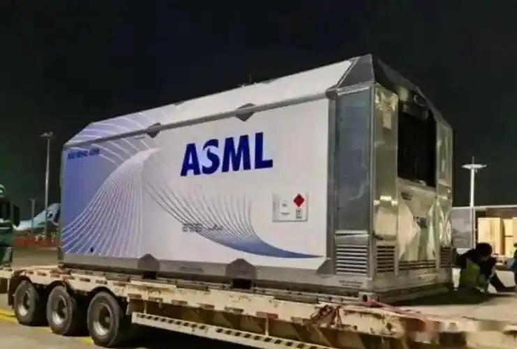 随着中国对荷兰半导体稀土的管控限制，正当大家以为荷兰会服软的时候，10月31日，