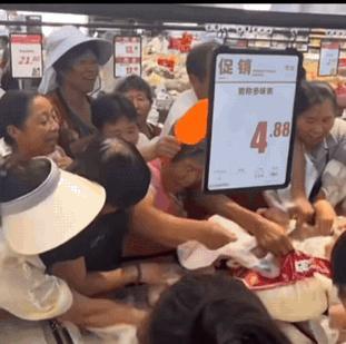 大爷、大妈这身手就问你们服不服！这体力、这韧劲，出手速度和拉扯力量，一套动作行云