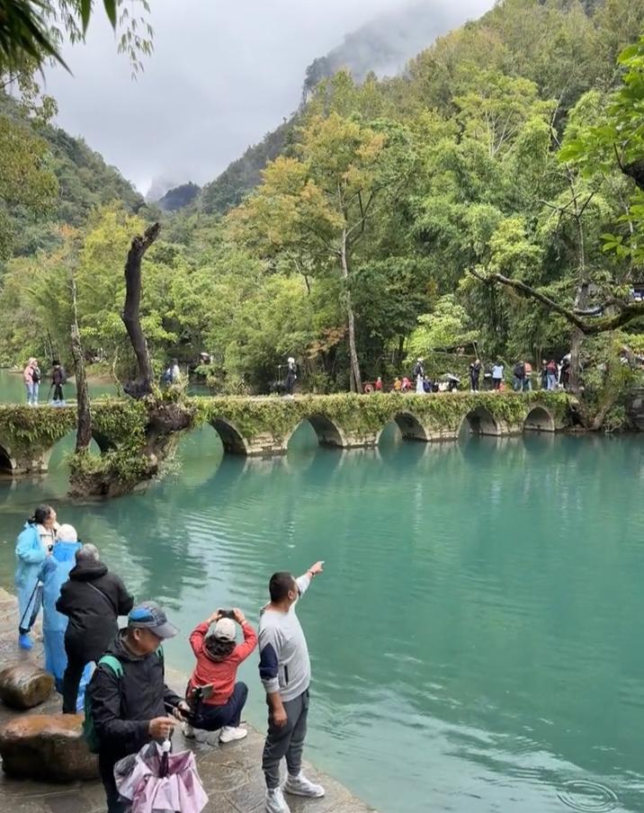 网友晒出贵州荔波小七孔不同时间段的风景，第四第五第六位旅客看到了风景，景区是不是