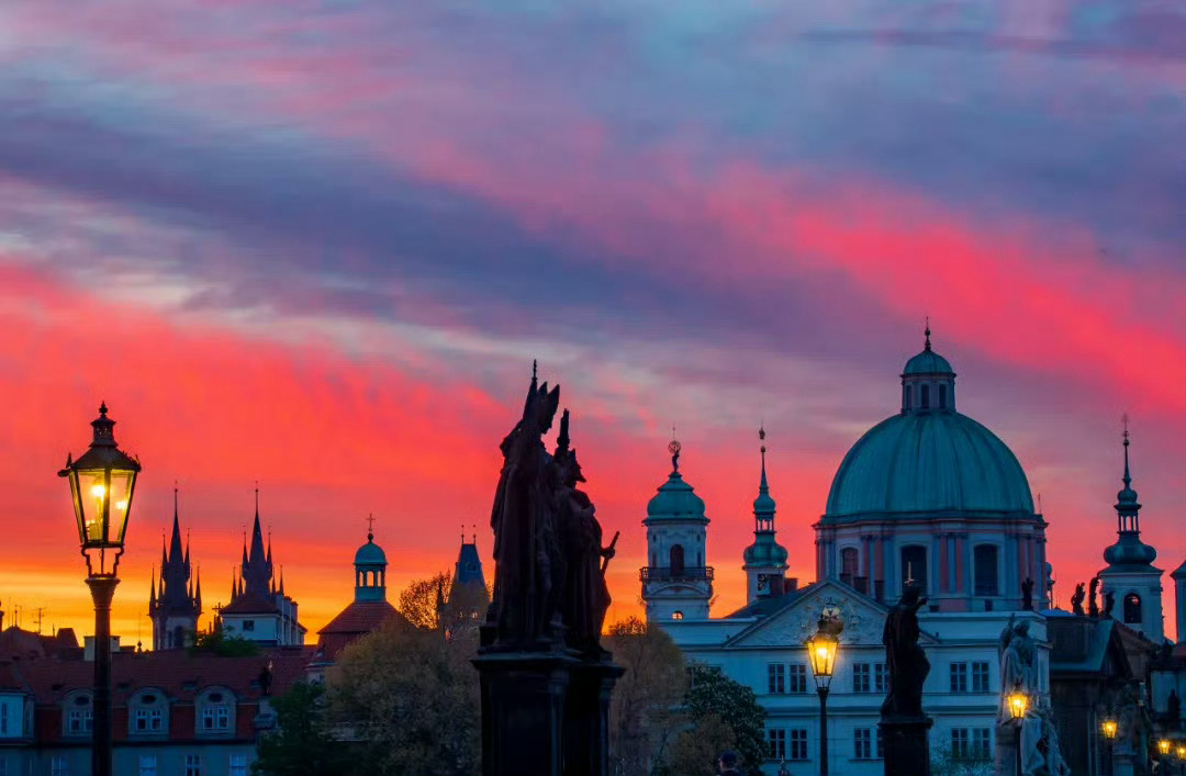 布拉格，世界文化遗产之城，文艺秘境：踩过查理大桥的石板路，寻红屋顶连绵的高空视角