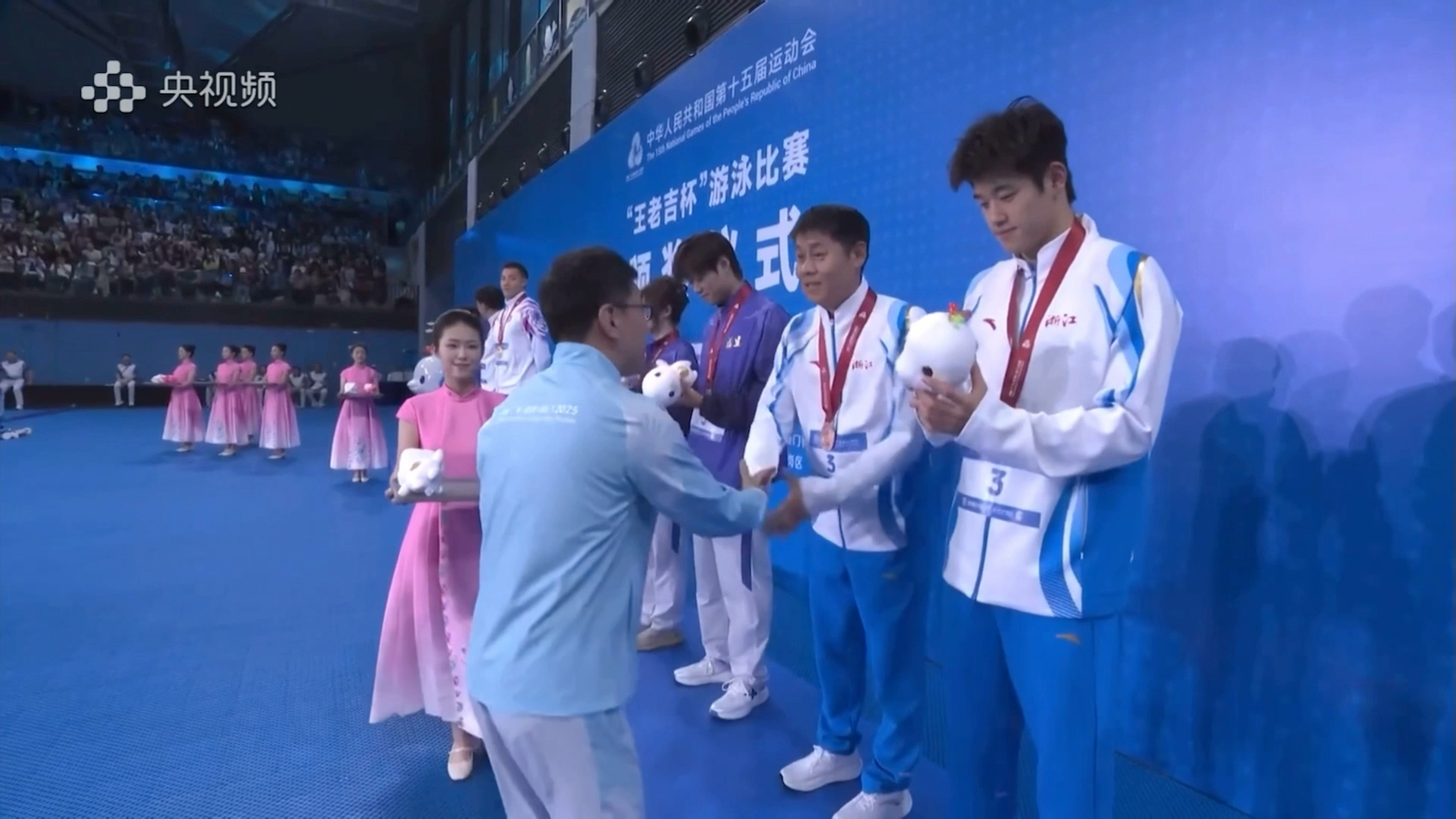 潘队和教练看了一眼大湾鸡“你看这次我们都是白切鸡”