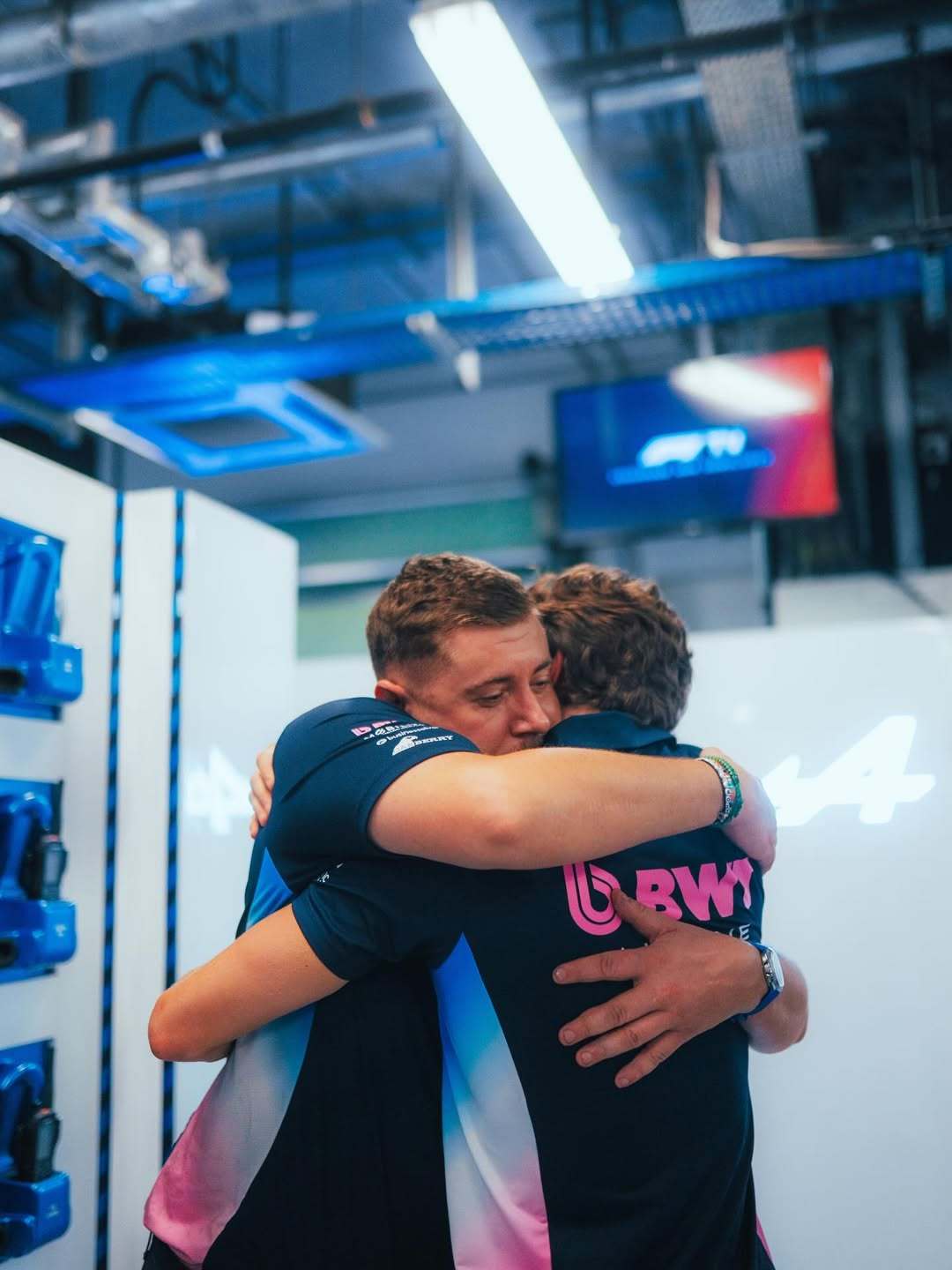 f1 杰克·杜汉在个人社交媒体上发布了一组意味深长的照片，其中包括他与多位 Al